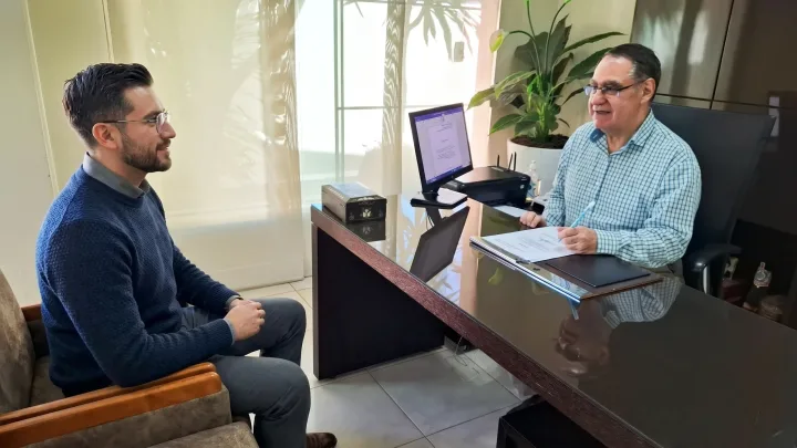 Dr-Kike-Atentdendo-paciente_202606221516